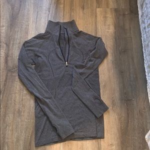 Lulu Lemon fitted pull over